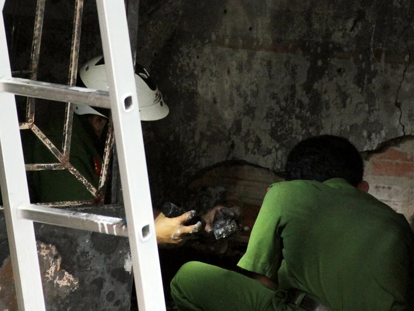 Vụ cháy ở đường Lê Văn Sỹ: Căng mắt tìm manh mối ảnh 9 Vụ cháy ở đường Lê Văn Sỹ: Căng mắt tìm manh mối ảnh 9